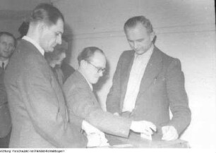 Dresden. Stadtverwaltung Dresden: Im Keller des Rathauses fand im Februar 1950 die Wahl der Betriebsgewerkschaftsleitung statt, 1950