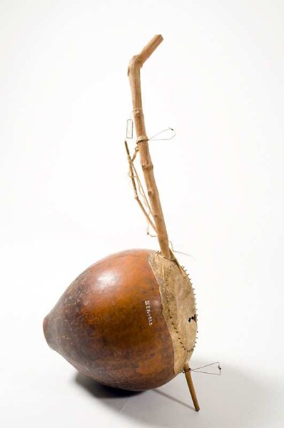 Resonance calabash of a bowl spike lute with bow