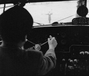 Schönefeld. Flughafen Berlin-Schönefeld. Pilot im Cockpit eines Flugzeuges. Blick durch die Frontscheibe auf Vorfeldlotsen