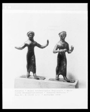 Weibliche Bronzestatuetten