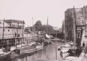 Elmshorn, Bootshafen : Elmshorn. Bootshafen im Flussbett der Krückau bei Ebbe. Blick flussaufwärts