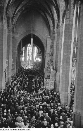 Besucher der Messe in der Thomaskirche zu Ehren Bachs
