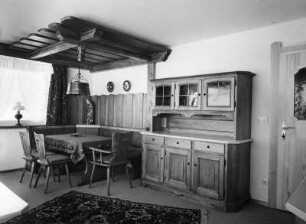 Landhaus in Bolsterlang, Möbelaufnahmen. Wohnküche. Sitzecke mit Holzdecke und Buffet