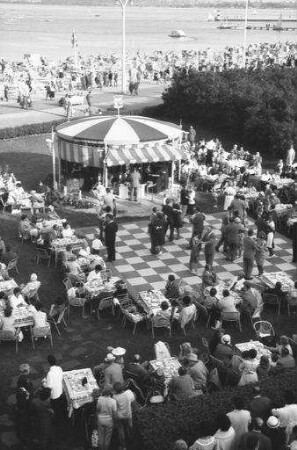 Travemünde: Cafégarten vor dem Casino, von oben mit Promenade und Meer