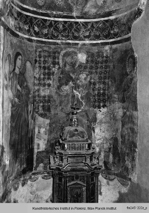 Thronende Madonna mit Kind umgeben von den Erzengeln Michael und Gabriel und Stifter
