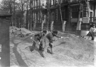 Berlin, Straßenbau, Kiesarbeiten