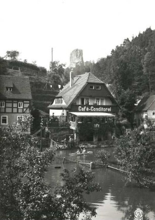 Rathen-Niederrathen. Elbhochwasser in der Mündung des Grünbaches (Amselgrund). Wohnhaus mit Café "Zum Sonnigen Eck", Nummer 9 b. Ansicht über überflutete Gärten mit Faltboot gegen Talwächter