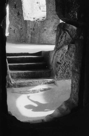 Der Schatten Renate Rössings in der Burgruine Regenstein bei Blankenburg im Harz