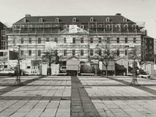 Hotel "Gewandhaus" eingerüstet während Sanierung und Umbau zum Luxushotel Radisson SAS Gewandhaus-Hotel : Dresden-Altstadt, Ringstraße 1. Hotel "Gewandhaus" eingerüstet während Sanierung und Umbau zum Luxushotel Radisson SAS Gewandhaus-Hotel