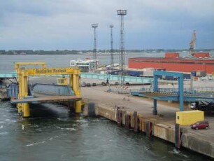Rostock - Fährschiffterminal : Anlegebrücke für Autofähren, aufgenommen am 24. Juli 2010 im Seehafen Rostock