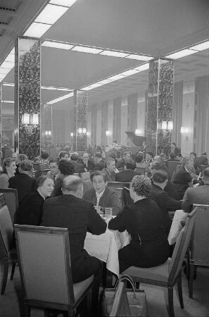 Besucher im Ringcafé in Leipzig