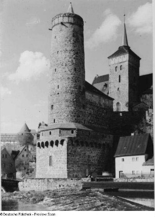 Bautzen. Alte Wasserkunst (1558; W. Röhrscheidt ) und Michaeliskirche (15. Jahrhundert). Blick über das Spreewehr