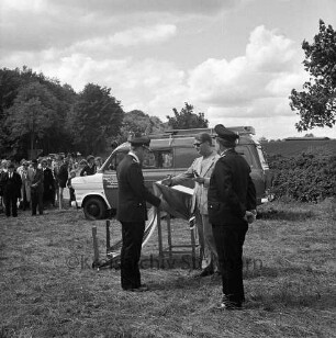 Dorffest: Bürgermeister Gottfried Baethge übergibt ein neues Löschfahrzeug (mittig) an die Freiwillige Feuerwehr (Ortsfeuerwehr) Rethwischfeld, links Teilnehmer