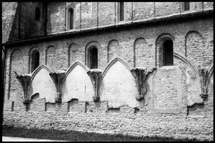 Romainmôtier: Südfassade, Ausschnitt mit gotischen Ansätzen