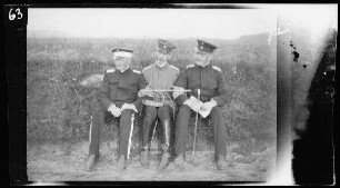 bei Gunzenhausen (Lkr. Weißenburg-Gunzenhausen) - Feuchtwangen (Lkr. Ansbach): 3 Offiziere sitzend an einem Feldrain beim Brigade- und Divisionsmanöver