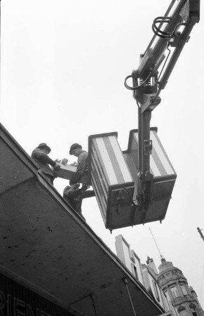 Verschönerung des Stadtbildes durch Blumenschmuck auf der Kaiserstraße.