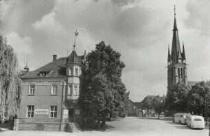 Weinböhla. Kirchplatz mit Zentralgasthof (1899-1900) und Martinskirche (1893-1895; T. Quentin). Blick nach Nordnordost gegen das Weingut "Peter-Keller"