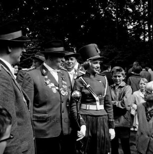 Ahrensburger Schützengilde: Schützenfest und Kreisverbandsfest: am Forsthaus Hagen: Schützengilde-Kommandeur Walter Hauschildt und Kommandeurin der dänischen Mädchengarde "Haderslev Pigegarde"