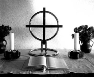 Altarkreuz mit Leuchtern