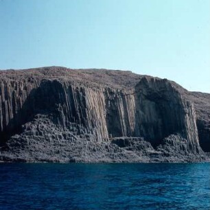 Milos. Basaltklippen der Glaronísia vor Milos