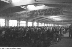 Dresden. Professor Dr. Kastner (LDPD) spricht zum Volksentscheid für die Enteignung der Großgrundbesitzer, der Kriegs- und Naziverbrecher, 1946