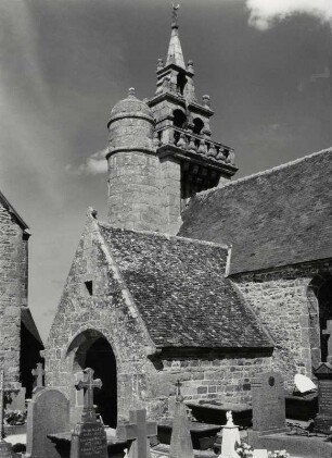 Kirchhof und Kirche von Coatreveb, Bretagne