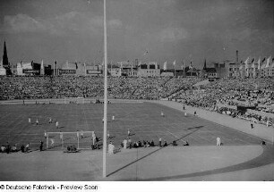 Blick auf das Spielfeld des Walter-Ulbricht-Stadions während eines Fußballspiels