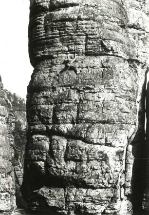 Sächsische Schweiz, Schrammsteine. Jungfer. Seilschaft Ehrhardt Renger im unteren Quergang des Nordwestweges (VIIc, 2. Begehung)
