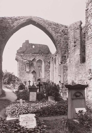 Bautzen, Ruine der Nikolaikirche, Innenansicht mit Gräbern