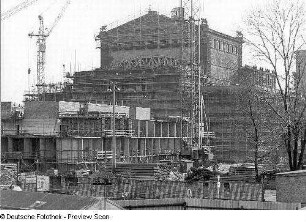 Opernhaus. Rohbau des Funktionsgebäudes und Bauarbeiten an Bühnenhaus und Seitenbühnen