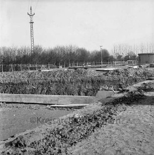 Klärwerk: Glindfelder Weg: Erweiterung: Belüfterteich in Bau: Baugrube, Betonstützmauer: hinten Klärbecken, Gebäude, Strommast
