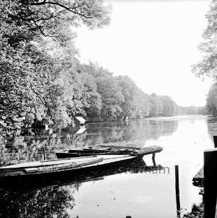 Kupfermühle: Kupfermühlenteich: links Ruderboote an Bootsanleger: hinten Hütte im Wasser: dahinter Wald