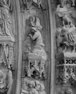 Portal mit Vorhalle — Rechte Archivolten — Mittlere Archivolte — Die Geburt Christi