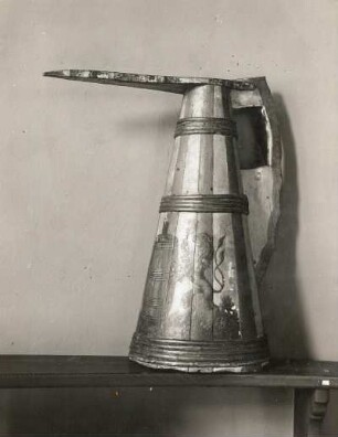 Trinkgefäß der Münchner Schäffler, sogenannte Pitsche. Holz, bemalt. 18. Jh