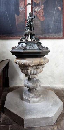 Taufstein mit Holzdeckel