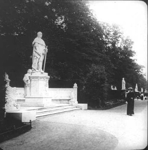 Berlin-Tiergarten. Siegesallee im Tiergarten mit Denkmal für Kurfürst Friedrich II.der Eiserne (1896-1898; A. Calandrelli)