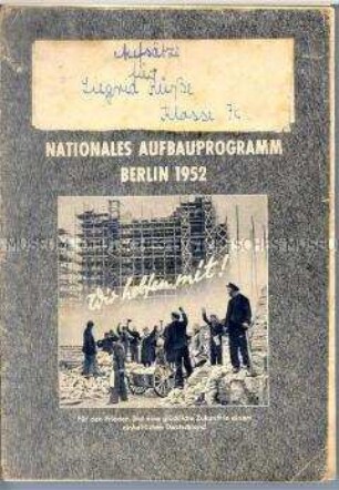 Aufsatzheft einer Schülerin der 7. Klasse mit gestaltetem Umschlag zum Nationalen Aufbauprogramm