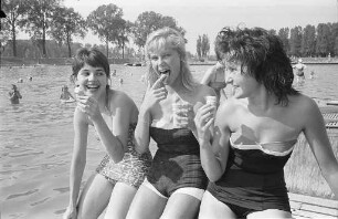 Erfrischung im Sommer im Rheinstrandbad Rappenwört.