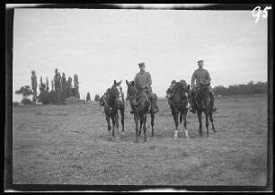 Fresnes-Mazancourt (Dep. Somme, Frankreich): 2 Pferdeburschen zu Pferd mit den beiden Pferden des Eugen von Frauenholz vor dem Schloss