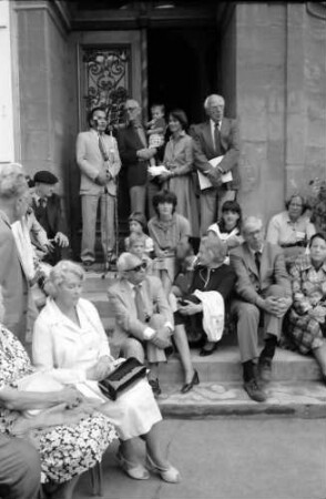 31. Tagung 1981 (29.6.-3.7.) Mediziner; Gruppe der Nobelpreisträger bei der Verabschiedung vor dem Schloss: vorn sitzend: Lady Katz, Severo Ochoa, Hamilton O. Smith, Lady Eccles, stehend: Sir Bernard Katz, Linus C. Pauling, in der Portalnische: Werner Arber, Graf Lennart Bernadotte mit Kind, Gräfin Sonja Bernadotte, Sir John C. Eccles, davor sitzend: Bernadotte-Kinder mit Kindermädchen, Tochter Arber, Frau Smith