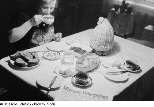 Porträt der Mutter am gedeckten Tisch