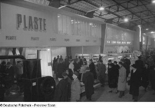 Messebesucher am Messestand des VEB Pressstoffwerk "Dr. Erani" Spremberg