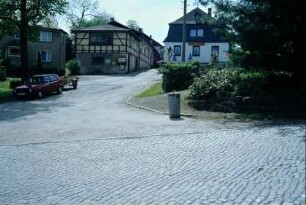 Straßengabelung, an deren Ende die Gaststätte "Zum Auerhahn" liegt