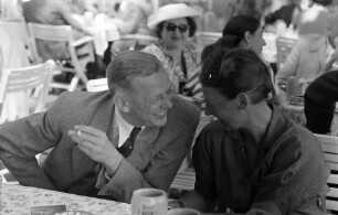 Bad Schachen: Adolf Butenandt im Gespräch mit junger Frau
