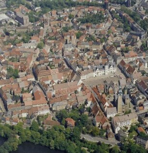 Freiberg. Altstadt. Blick über Wallstraße, Petrikirche, Obermarkt mit Rathaus und Nikolaikirche. Luftbild-Schrägaufnahme von Westen