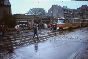 Dresden. Straßenbahnhaltestelle vor einem "Hol-fix"-Laden. Ansicht mit Straßenbahn der Linie 16