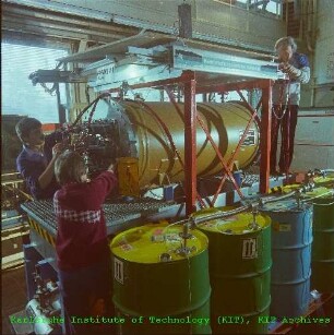 Erster Prototyp eines Neutrino-Detektors in der Technikumshalle des Instituts für Kernphysik (IK) im Rahmen der Kooperation Karlsruhe Rutherford Mittel-Energie Neutrino (KARMEN)