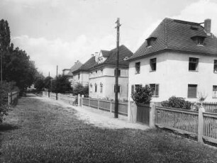 Coswig, Melanchthonstraße. Wohnhäuser mit Einfriedung