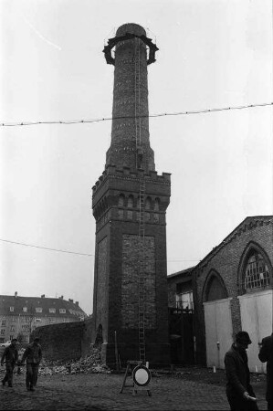 Abbruch des Schornsteins auf dem Gelände der ehemaligen Seldeneck´schen Brauerei in Mühlburg.