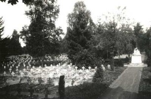 Lamsdorf (Kreis Falkenberg) (heute Łambinowice / Polen). Soldatenfriedhof. Ansicht mit Denkmal für die Gefallenen des 1. Weltkrieges